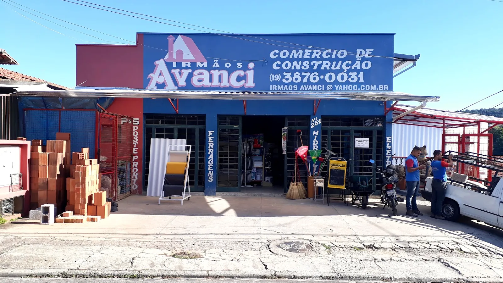 Prateleiras de material de construção organizadas